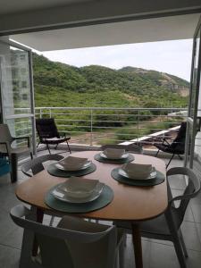 a table and chairs with a view of a mountain at Apartamento vista a la montaña in Girardot