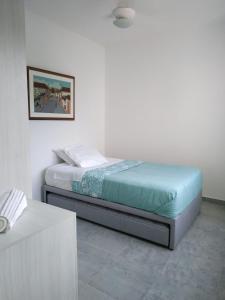 Un dormitorio con una cama y una mesa. en Apartamento vista a la montaña, en Girardot