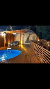 une tente sur une terrasse avec piscine dans l'établissement Sapanca White Moon, à Sapanca