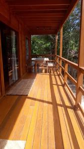 un porche de una casa con terraza de madera en Casa Sempre Viva, en Caraíva