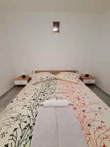 ein großes Bett in einem Zimmer mit 2 Tischen in der Unterkunft Apartment Jana in Korčula