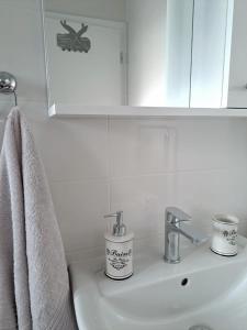 - un lavabo avec deux tasses dans l'établissement Apartment Jana, à Korčula