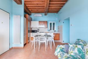 濱海里約的住宿－Appartamento per 4 sul mare a Rio Marina, Elba，厨房以及带桌椅的用餐室。