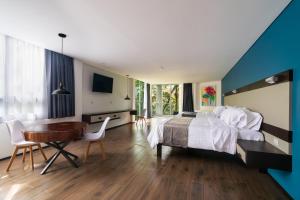 ハラパにあるHotel Balcón del Parqueのベッドルーム1室(ベッド1台、デスク、テーブル付)