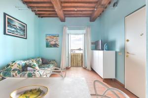 sala de estar con sofá y mesa en Appartamento per 4 sul mare a Rio Marina, Elba en Rio Marina