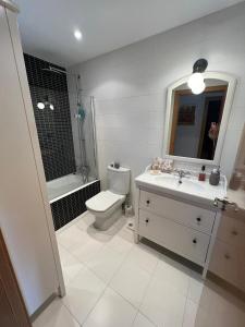 biała łazienka z toaletą, umywalką i wanną w obiekcie Kobentu Berri by Smiling Rentals w mieście Hondarribia
