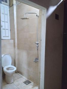 La salle de bains est pourvue d'une douche et de toilettes. dans l'établissement New Safari Hostel, au Caire