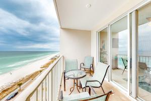 een balkon met stoelen en een tafel en het strand bij Majestic Sun B1010 in Destin