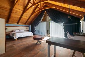 a bedroom with a bed and a desk in a room at Hotel Balcón del Parque in Xalapa