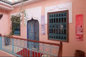 ein Haus mit zwei Türen und einem Balkon in der Unterkunft RIAD SULTAN Marrakech in Marrakesch