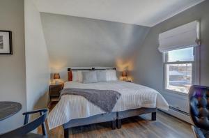 Voodi või voodid majutusasutuse Auberge des Cantons toas