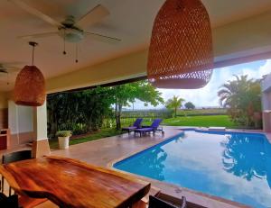 Hồ bơi trong/gần Beach Villa Sol & Mar Cartagena, beachfront & private pool