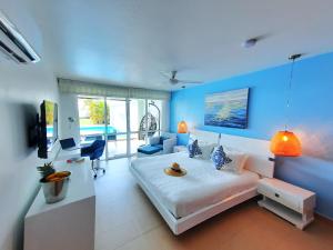 Giường trong phòng chung tại Beach Villa Sol & Mar Cartagena, beachfront & private pool +43 ảnh