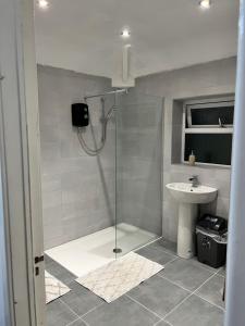 een badkamer met een douche en een wastafel bij semi-detach in Saint Helens