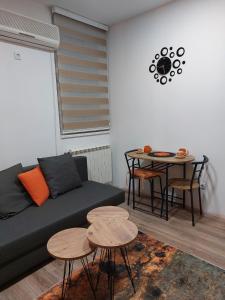 - un salon avec un canapé et une table dans l'établissement Dolly Zlatibor, à Zlatibor