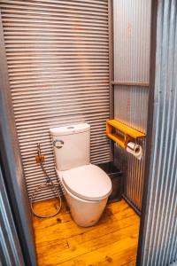 uma casa de banho com um WC numa parede de metal em Warehouse Hostel Koh Tao em Ko Tao