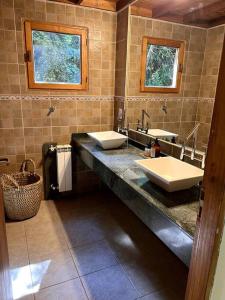 - Baño con 2 lavabos y 2 espejos en Casa en San Martin de Los Andes en San Martín de los Andes