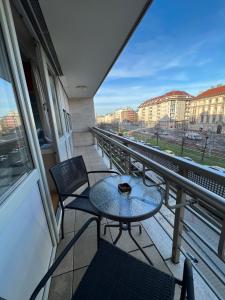 Balcony o terrace sa Luxury Apartment DunaPest with Spa and Pool