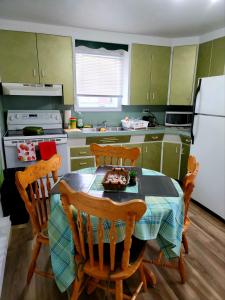 una cocina con una mesa con un pastel. en Downtown apartment next to highway netflix+wifi en Edmundston