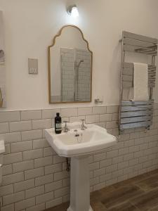 Ένα μπάνιο στο The West Wing at Eriviat Hall Hot Tub +96 φωτογραφίες
