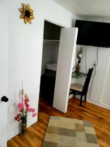 uma sala de estar com um espelho e uma mesa em Downtown apartment next to highway netflix+wifi em Edmundston