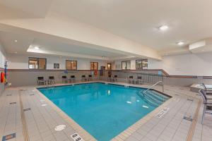 a large swimming pool in a hospital at Best Western Plus Burlington Inn & Suites in Burlington