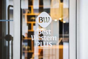 un cartel en una puerta de cristal que lee Bud Best Western Plus en Best Western Plus Airport Hotel en Copenhague