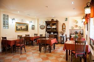 - un restaurant avec des tables et des chaises dans une salle dans l'établissement Hotel Rústico Fonteverde, à Cuntis