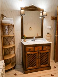uma casa de banho com um lavatório e um espelho em Villa Ricardo em Fornes