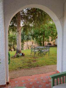 un arco con mesa y sillas en un parque en Villa Ricardo, en Fornes