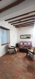 - un salon avec un canapé et une table dans l'établissement Acogedora Casa en Barichara, à Barichara