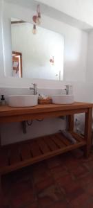 La salle de bains est pourvue de 2 lavabos et d'un miroir. dans l'établissement Acogedora Casa en Barichara, à Barichara