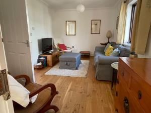 ein Wohnzimmer mit Sofa und Fernseher in der Unterkunft Braunton Breaks - Ambrose Cottage in Braunton