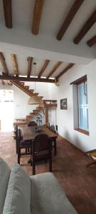巴里查拉的住宿－Acogedora Casa en Barichara，客厅配有桌子和一些椅子
