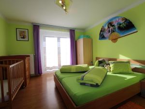 Un dormitorio con una cama verde y una ventana en Laura Rennweg, en Rennweg