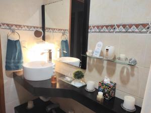 łazienka z umywalką i lustrem w obiekcie Casa Cristal w mieście Cancún