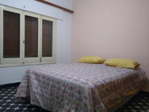 1 dormitorio con 1 cama y 2 almohadas en Casa céntrica El Rosal (cabaña) en San Rafael