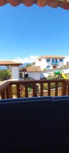 - un balcon avec vue sur le bâtiment dans l'établissement Acogedora Casa en Barichara, à Barichara