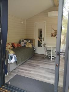 Lodge avec terrasse في Charmeil: غرفة نوم بسرير وطاولة في غرفة