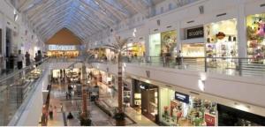 duże centrum handlowe ze szklanym sufitem w obiekcie Casa Cristal w mieście Cancún