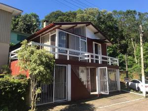 グラマドにあるCasa agradável em Gramadoの白いドアと窓のある茶色の家