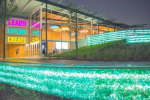 un edificio con una piscina di fronte di notte di Downtown Modern Farmhouse-Pool- Sleeps 12 a San Antonio