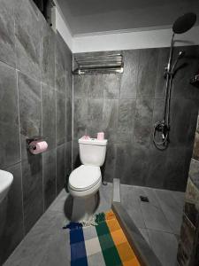 y baño con aseo y ducha. en Bora Bora Hiva Home, en Bora Bora