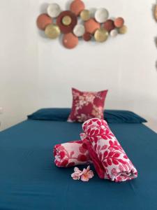 Una cama con almohadas rojas y blancas. en Bora Bora Hiva Home en Bora Bora