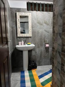 y baño con lavabo y espejo. en Bora Bora Hiva Home, en Bora Bora