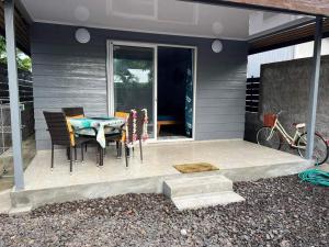 Bora Bora Hiva Home في بورا بورا: فناء مع طاولة وكراسي على منزل