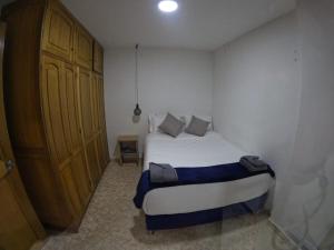 - une chambre avec un lit et une porte en bois dans l'établissement Hospedaje Continental, à Bogotá