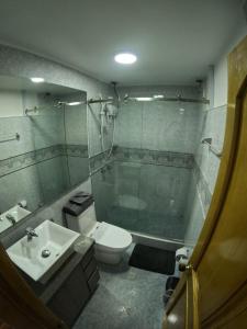 łazienka z wanną, toaletą i umywalką w obiekcie Hospedaje Continental w mieście Bogota