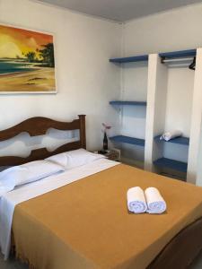 Un dormitorio con una cama con dos toallas encima. en Pousada Casa Pindorama, en Santa Cruz Cabrália 87 fotos más