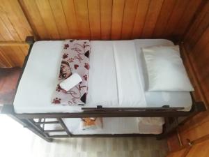 Säng eller sängar i ett rum på Cabañas orquídea